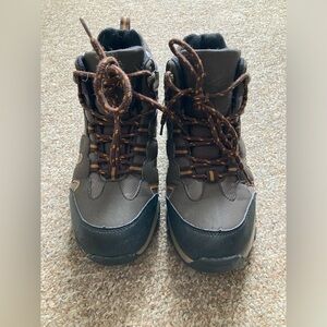 Deerstags waterproof hiking boot, boys size 5